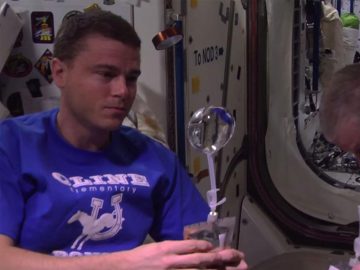 MUST SEE – Astronauts play with water in space